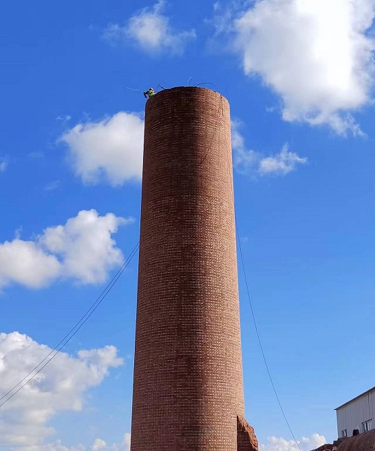 煙囪拆除：專(zhuān)業(yè)公司如何實(shí)現(xiàn)環(huán)保與效益雙贏(yíng)